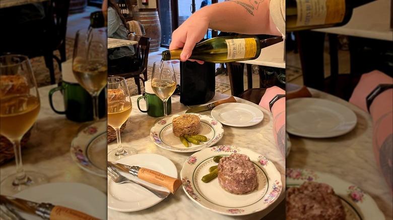 Goose rilette with glasses of wine at L'Ànima del Vi