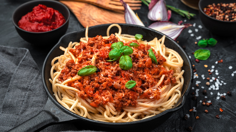 turkey bolognese in black dish