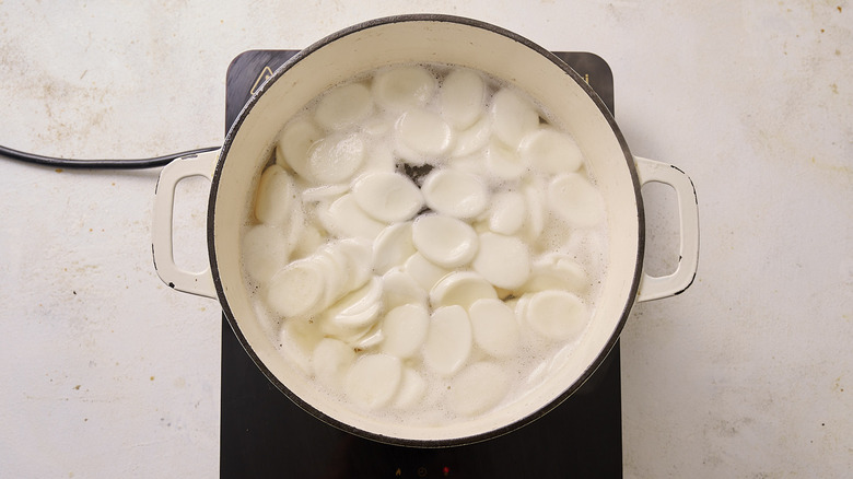 Cooking rice cakes in pot