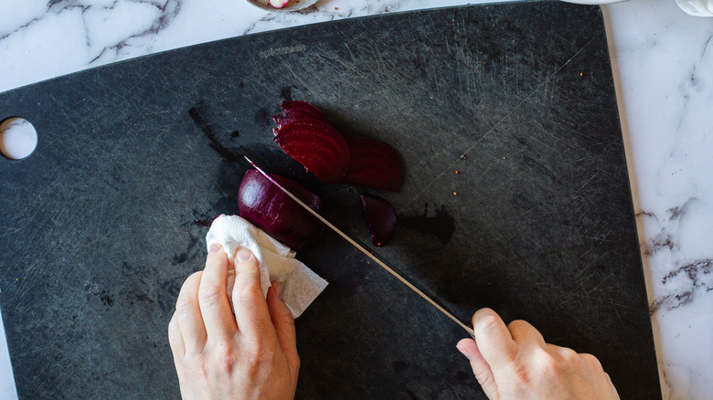 slicing beets