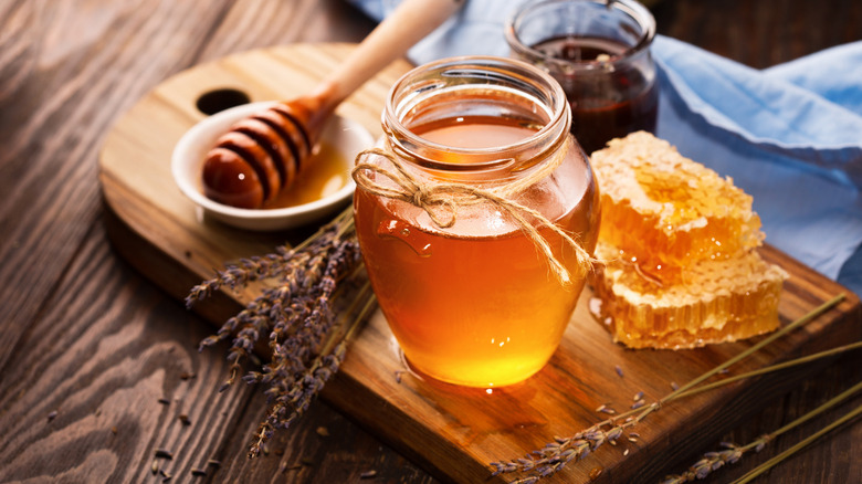 honey jar and honeycomb