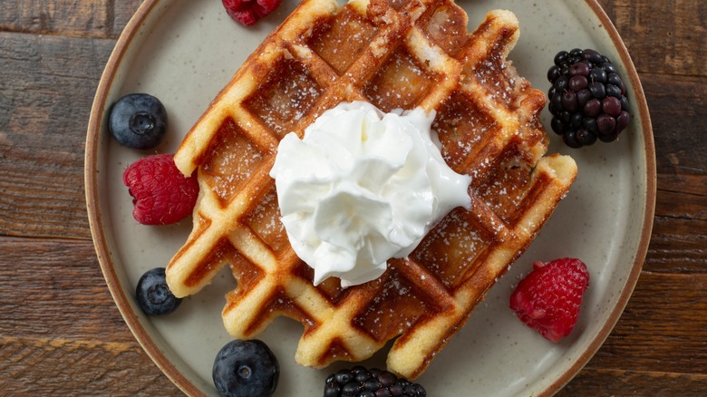 liège waffle with berries