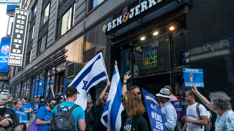 Ben & Jerry's store with Israeli protestors