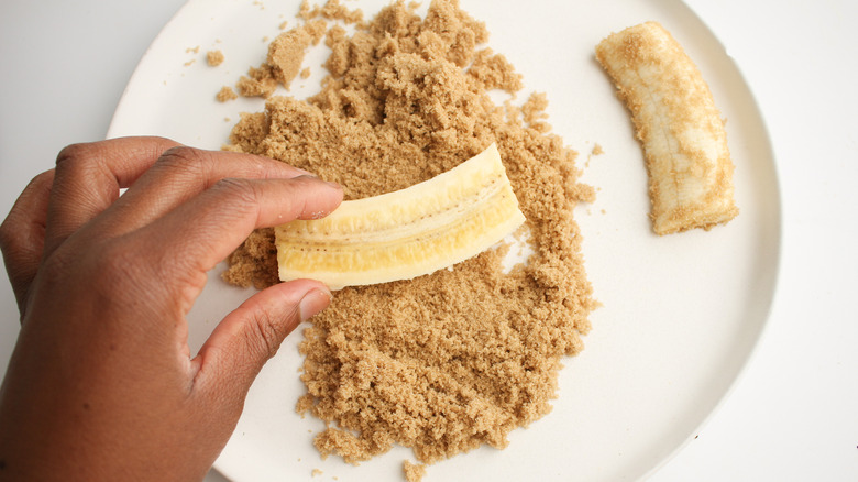 dipping bananas in sugar