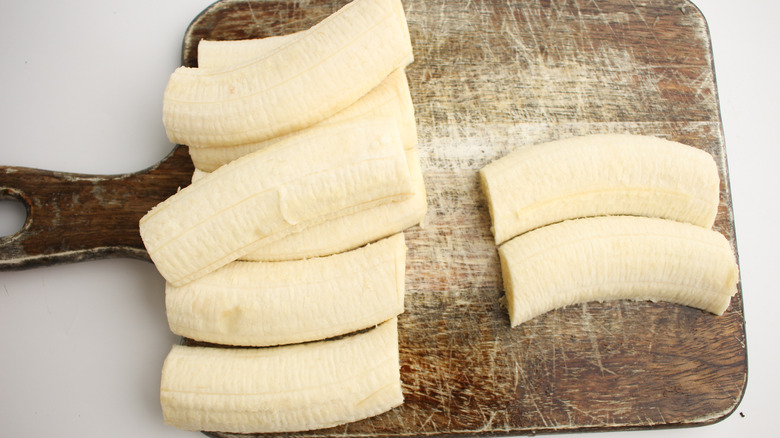 sliced bananas on cutting board