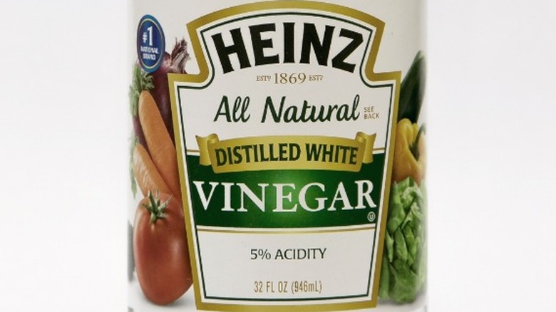 a bottle of heinz distilled white vinegar