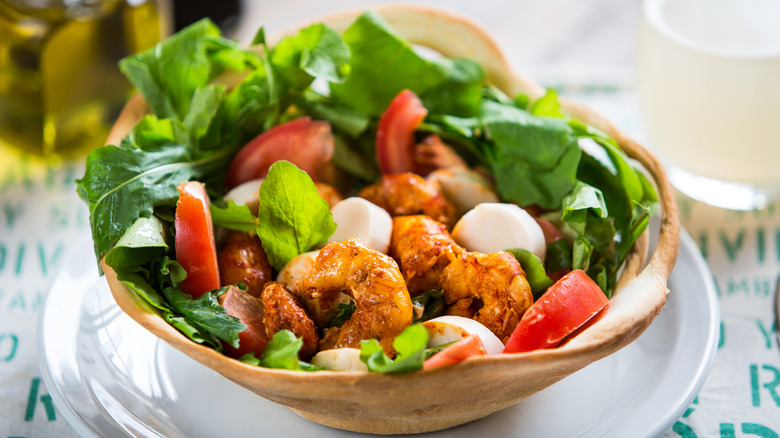 Glazed prawn salad with tomatoes