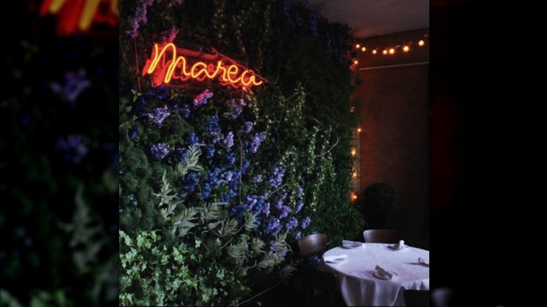 Marea neon sign with table