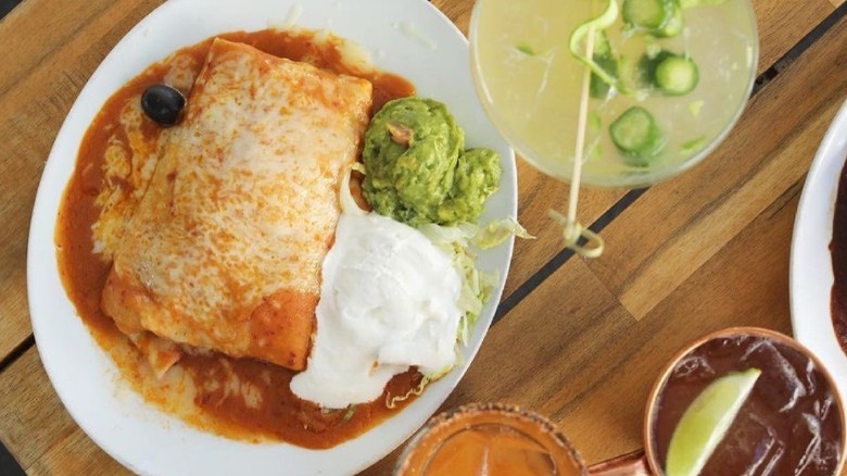 Cheesy burrito with margarita 