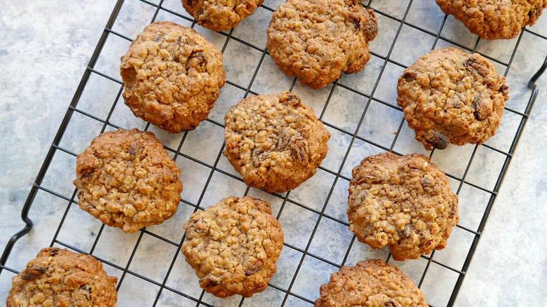 oatmeal raisin cookies cooling