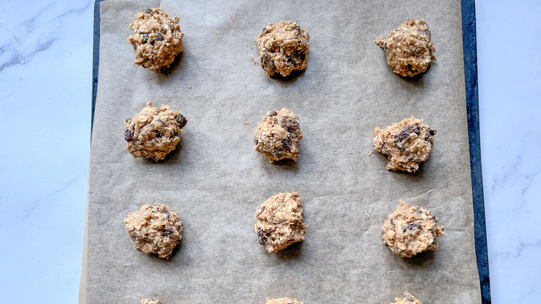 raw oatmeal raisin cookie balls 