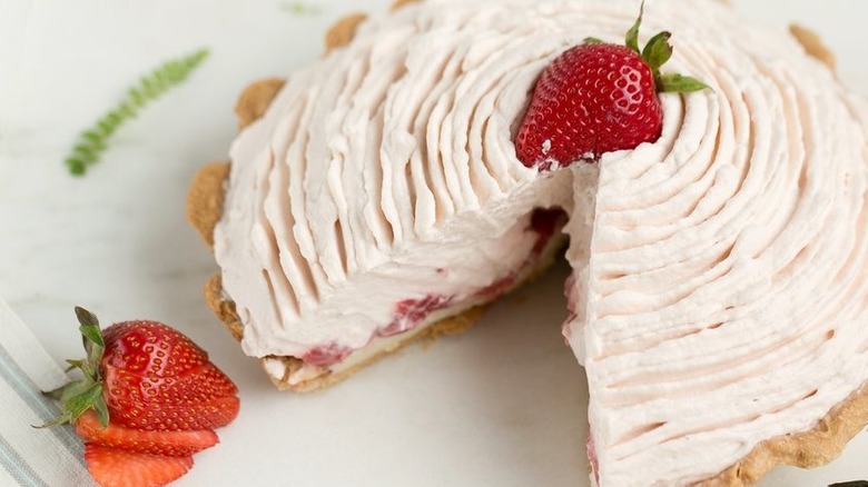 Strawberry white chocolate pie