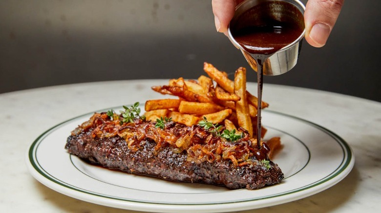 Steak frites with sauce