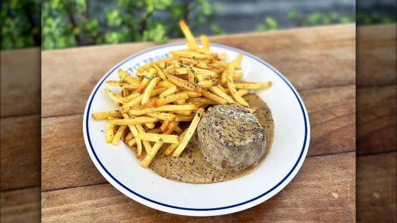 Steak frites and sauce