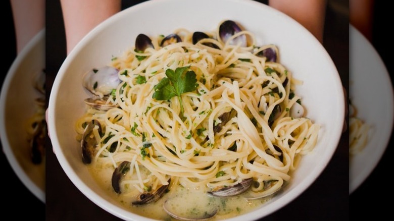 Linguine with fresh clams and parsley