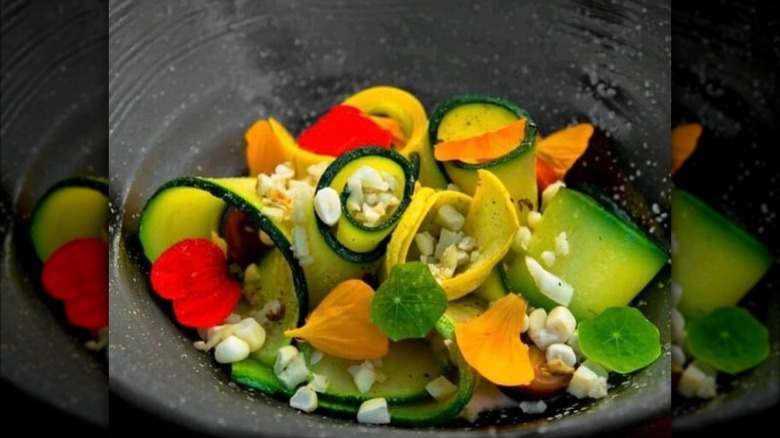 Zucchini salad with flowers