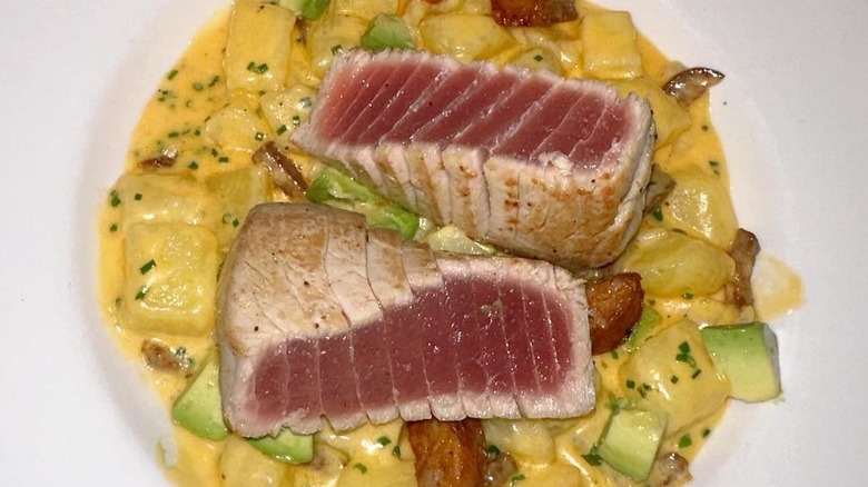 seared ahi tuna with sauce