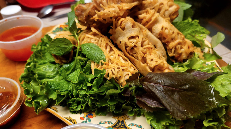 crispy shrimp wraps with herbs