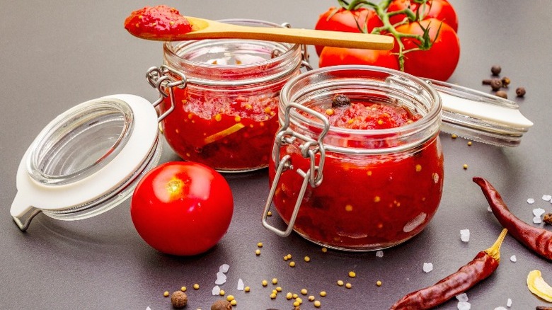 tomato chutney in jars