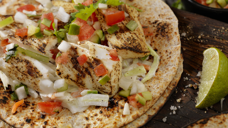 Grilled fish tacos with lime