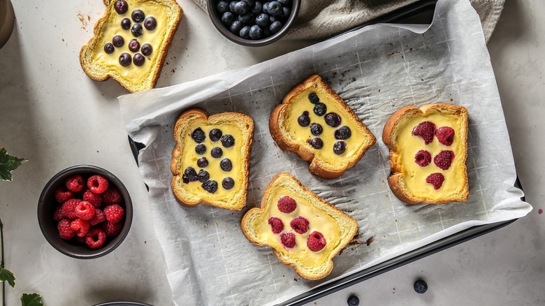 custard toast with berries