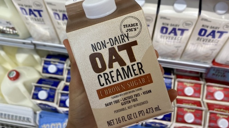 Non-dairy oat creamer with oat milks