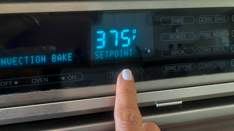 finger setting oven temperature