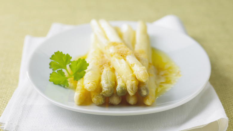 asparagus served with beurre blanc 