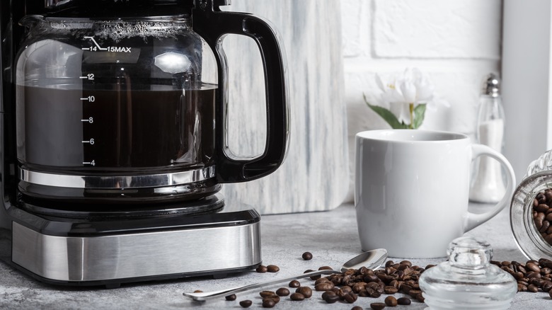 drip coffee carafe full of coffee