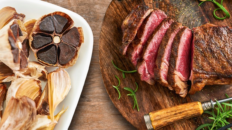 Black garlic with steak