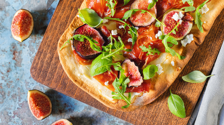 Fig and arugula pizza