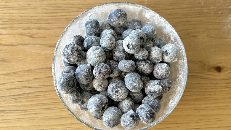 Blueberries coated with flour