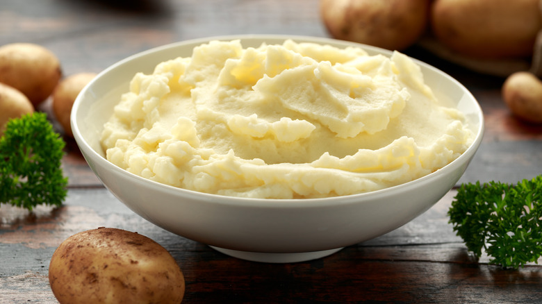 bowl of mashed potatoes