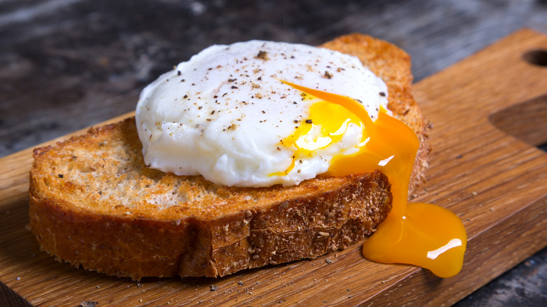 poached eggs on toast