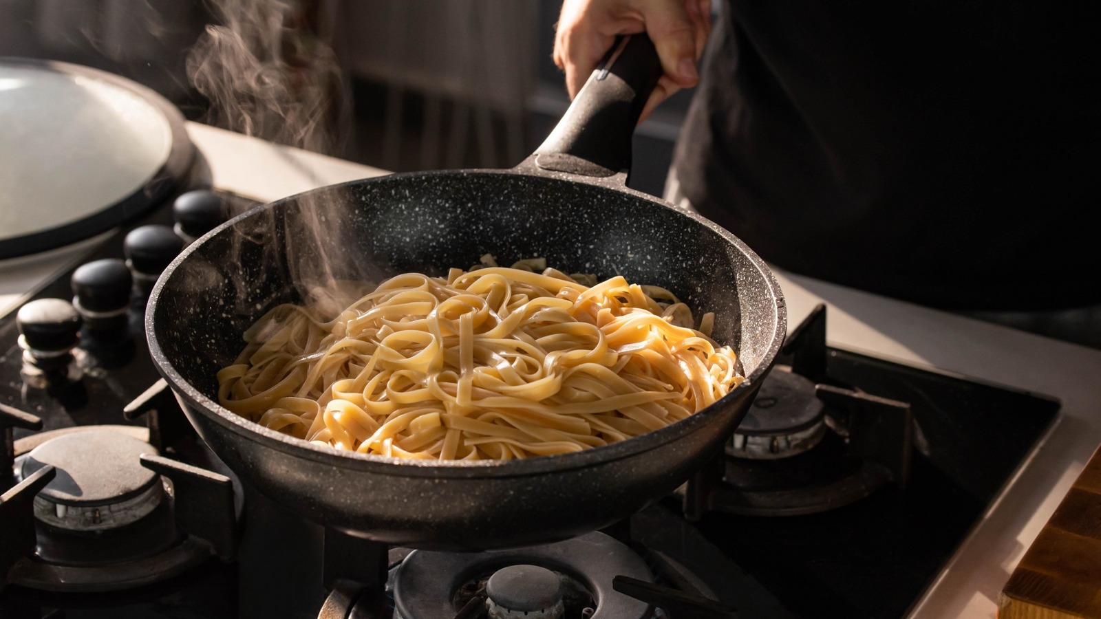 https://www.tastingtable.com/img/gallery/boil-noodles-in-a-shallow-pan-for-a-time-saving-pasta-hack/l-intro-1699538320.jpg