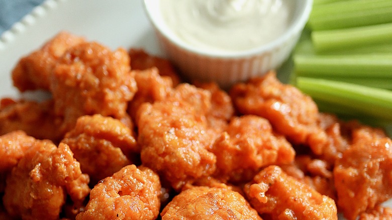 buffalo wings with celery and sauce