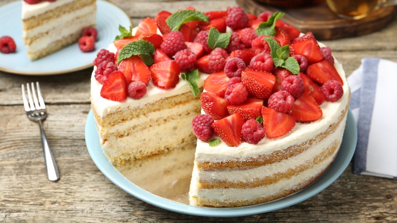 Sponge cake topped with strawberries