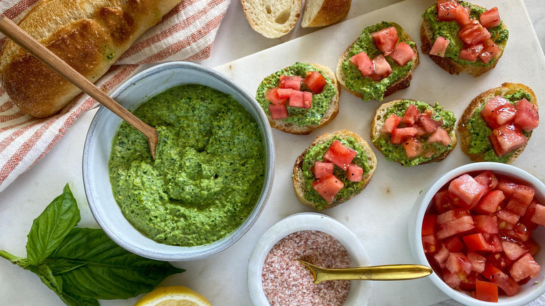 pesto with bread and tomatoes