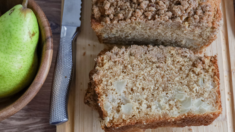 Overview of pear streusel slice with pear and knife 