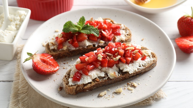 Strawberry bruschetta with ricotta