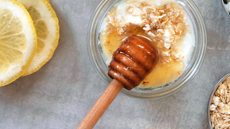 oatmeal with honey and lemons