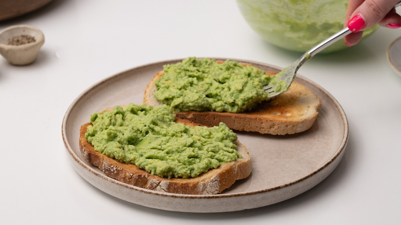 mashed avocado on toast