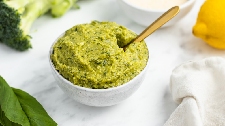 Broccoli pesto in bowl 