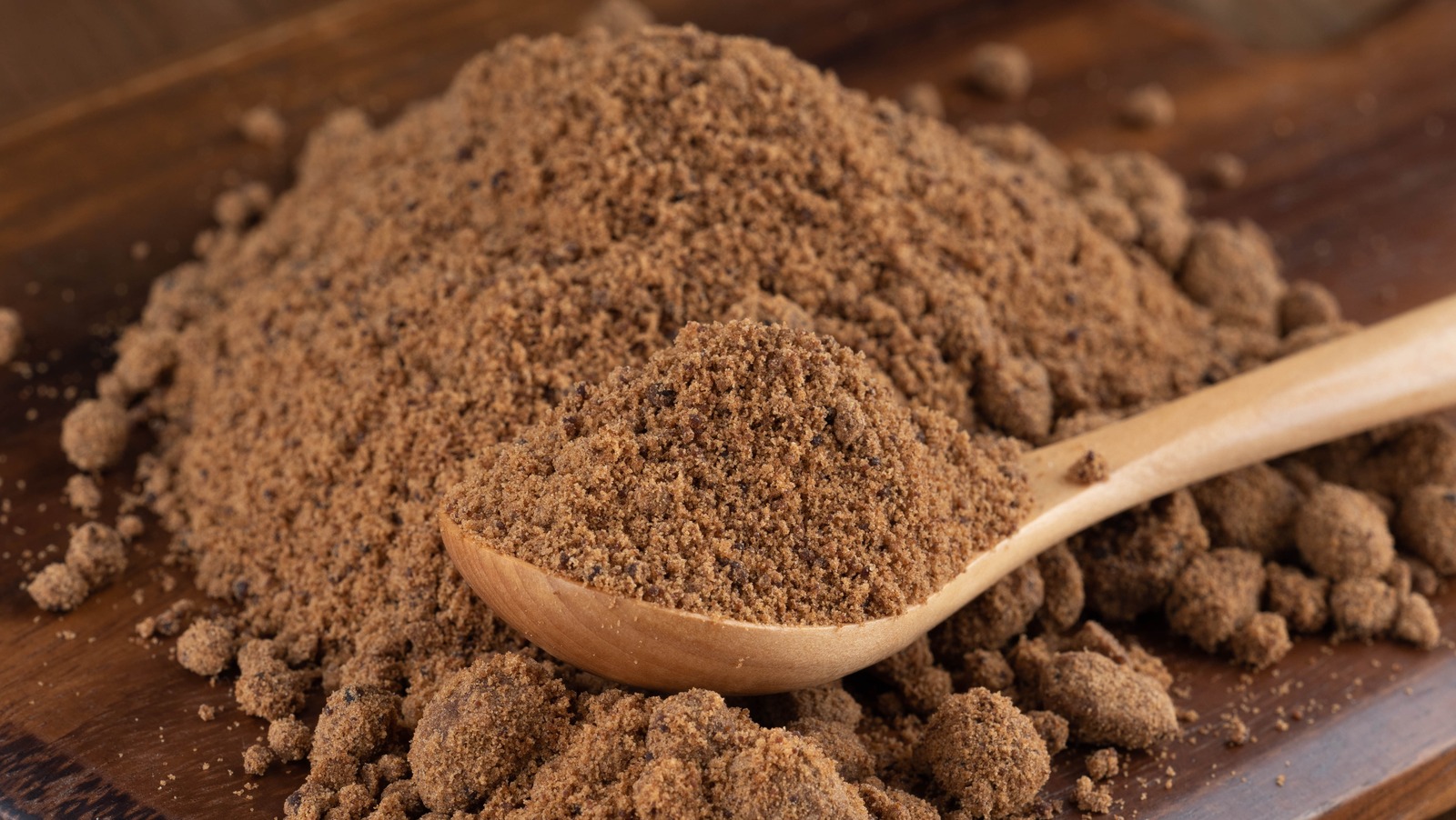 https://www.tastingtable.com/img/gallery/brown-sugar-vs-muscovado-sugar-whats-the-difference/l-intro-1666376694.jpg