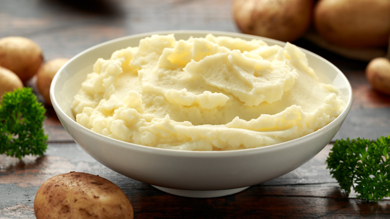 mashed potatoes in white bowl