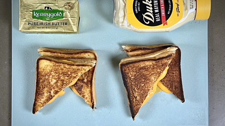 https://www.tastingtable.com/img/gallery/butter-vs-mayo-we-resolve-the-debate-over-which-makes-a-better-grilled-cheese/intro-1673303747.jpg