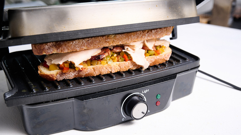 pressing panini in panini press