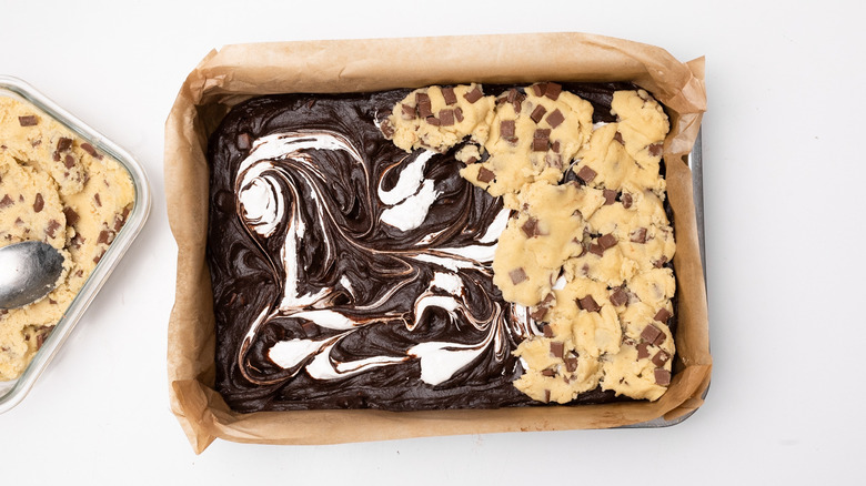 topping brownie with cookie dough