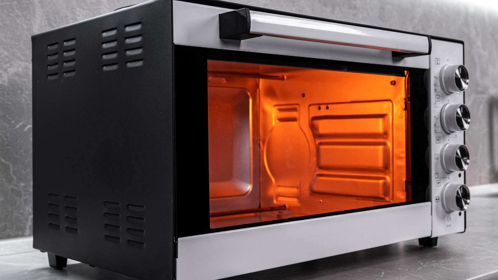 Why You Should Never Use Glass Or Ceramic Bakeware In A Toaster Oven
