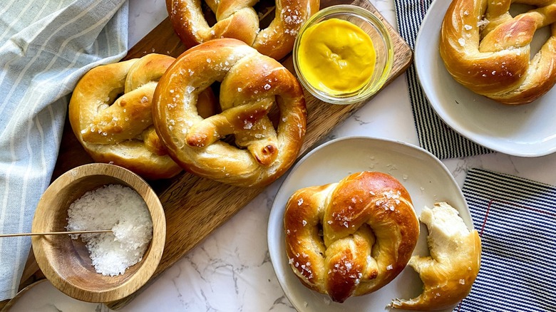 pretzels with mustard dip